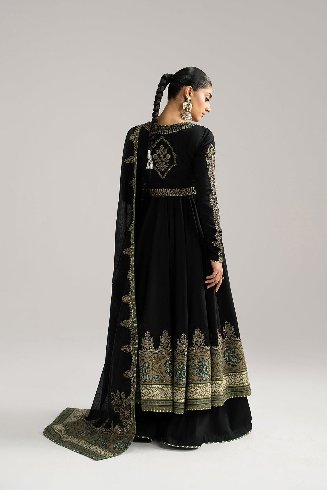 Sunstone dupatta detail — scalloped embroidered dupatta with intricate pallu work | Mannam Pakistani