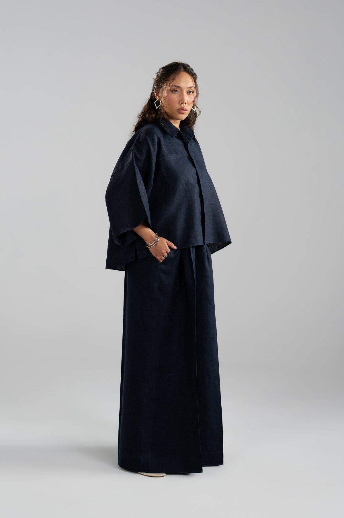 Cropped shirt front view, wide sleeve draping